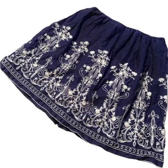 Metro Wear embroidered skirt, size Small - Picture 2 of 8
